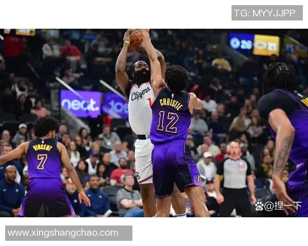 2019年湖人与76人激战回顾：一场篮球盛宴的精彩瞬间与战术分析